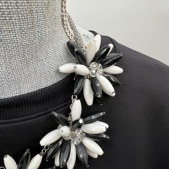 Vintage Bakelite Black and White Floral Statement Necklace - Picture 4 of 5